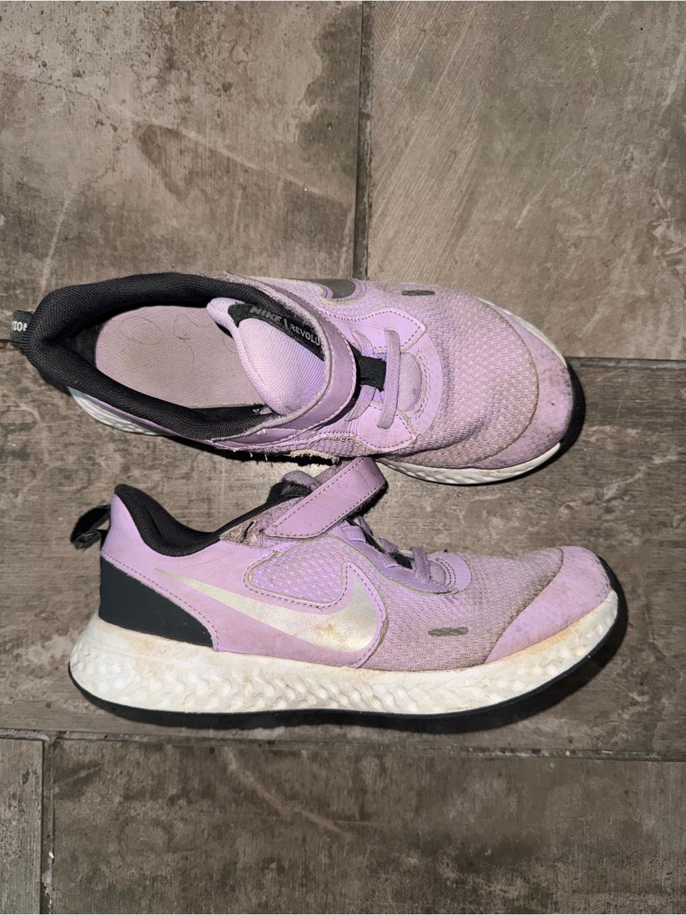 Nike Kids Light Purple and Black Hook-and-Loop Sneakers